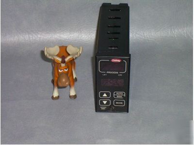Watlow temperature controller 985A-1CD0-00AA used C124